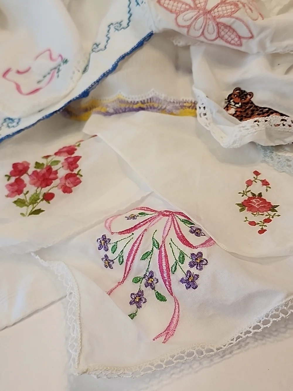 17 Assorted White & Colored Embroidered Linen Or Cotton HANKIES / Handkerchiefs - Picture 4 of 7